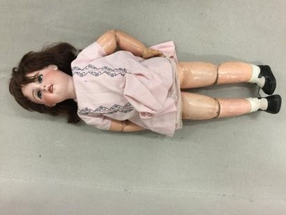 Poupée tête en porcelaine marquée en creux...