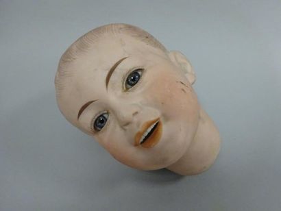 Tête en porcelaine pleine marquée en creux...