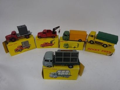 Lot de 5 Dinky Toys dans leur boîte d'origine...