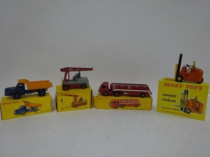 Lot de 4 Dinky Toys : 

- 597 Chariot à fourche...