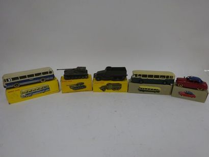 Lot de 5 Dinky Toys dans leur boîte (abimées)...