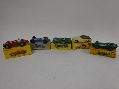 Lot de 5 Dinky Toys : 

- 506: Aston Martin...