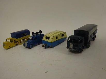 Collection de 4 Dinky Toys : 

- 32 AB :...