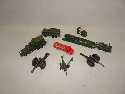 Lot de véhicules militaires :

Dinky Toys....