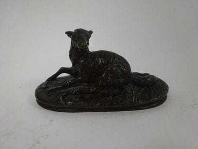Agneau couché.

Epreuve en bronze à patine...