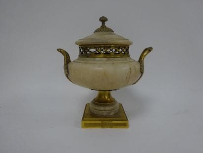 Cassolette formant pot-pourri sur piédouche...