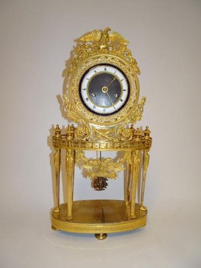 Pendule en bronze ciselé et doré, au mat...