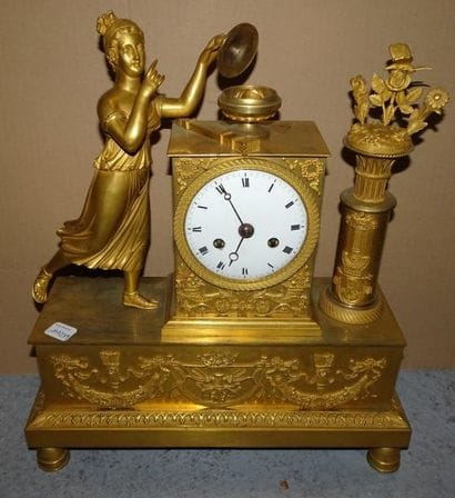 Pendule borne en bronze et laiton dorés ornée...