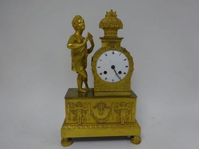 Pendule en bronze et laiton dorés à décor...