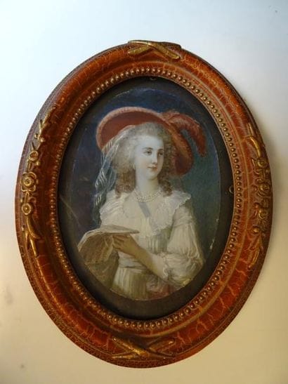 Femme un chapeau rouge, tenant une partition.

Miniature...