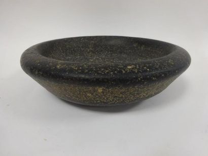 Plat creux circulaire en pierre noire (amphibolite...