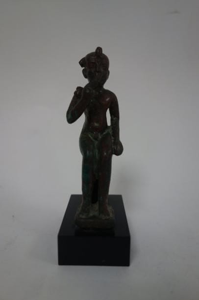 Divinité assise.

Bronze à patine brune et...