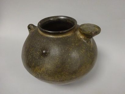 IRAN


Vase globulaire à goulot et anneau...