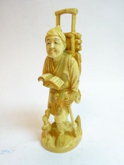 JAPON


Bûcheron lisant.

Okimono en ivoire...