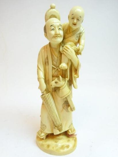 JAPON


Homme à l'ombrelle portant un enfant...