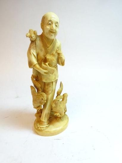 JAPON


Homme nourrissant des poussins et...