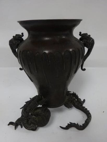 JAPON


Vase balustre en bronze à patine...