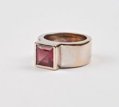 Bague jonc plat en or rhodié (750) centrée...