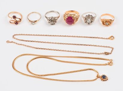 Lot d'or :
- quatre bagues et un pendentif...