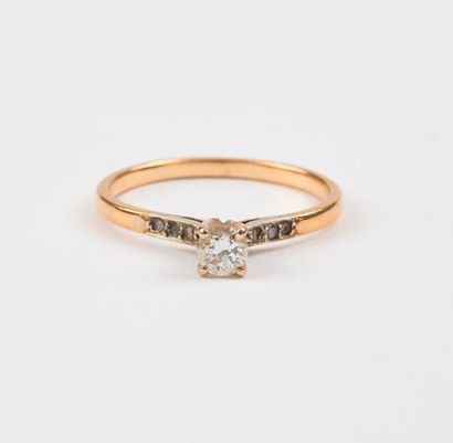 Bague solitaire en or jaune (750) et platine...