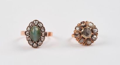 Petite bague fleur en or jaune (750) ornée...
