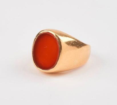 Bague chevalière en or jaune (750) ornée...