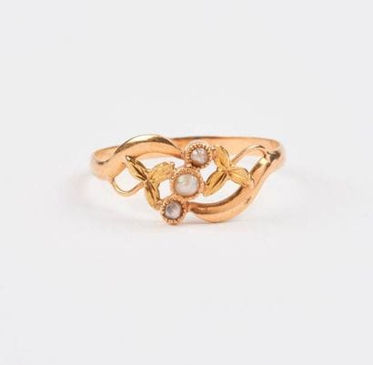 Petite bague en or jaune (750) à motif de...