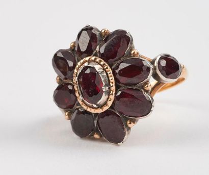 Bague marguerite en or jaune (750) et argent...