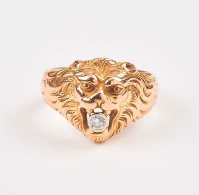 Bague mufle de lion en or jaune (750) retenant...