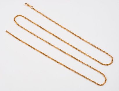 Sautoir en or (750) à maille forçat doublée.

Fermoir...