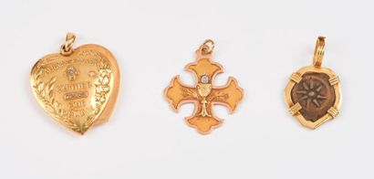 Lot de deux pendentifs en or jaune (750)...