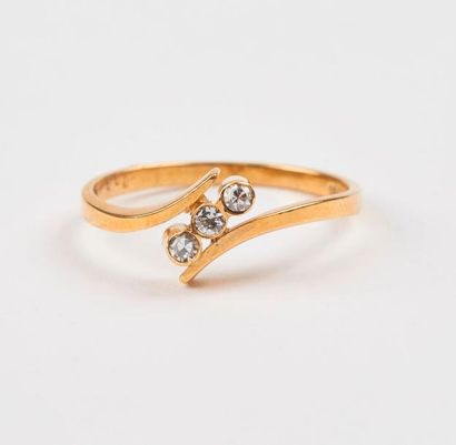 Bague en or jaune (750) centrée d'une ligne...