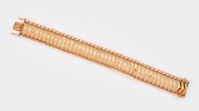Bracelet souple ajouré en or jaune (750)...
