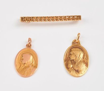 Une broche de bébé et deux médailles en or...