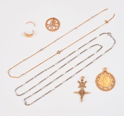 Lot d'or jaune (750) :

- un médaillon orné...