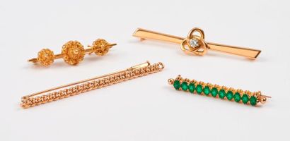 Quatre broches lignes en or jaune (585) :

-...
