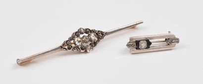 Deux broches :

- une ligne en or (585) et...