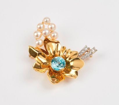 Broche fleur en or jaune (585) ornée d'une...