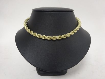 Collier en or jaune (585) à maille torsadée.

Fermoir...