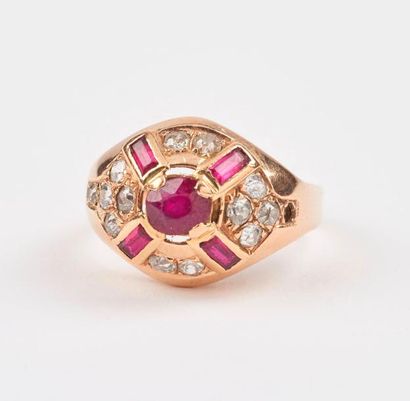 Bague en or jaune (750) centrée d'un rubis...