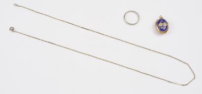 Lot comprenant : 

- un pendentif porte-photo...