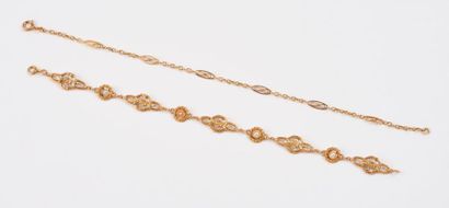 Deux bracelets en or jaune (750), l'un orné...