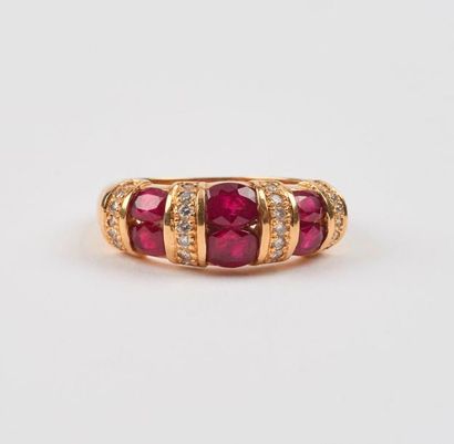Bague jonc en or jaune (750) ornée de rubis...