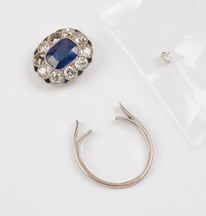 Débris d'une bague marguerite en platine...