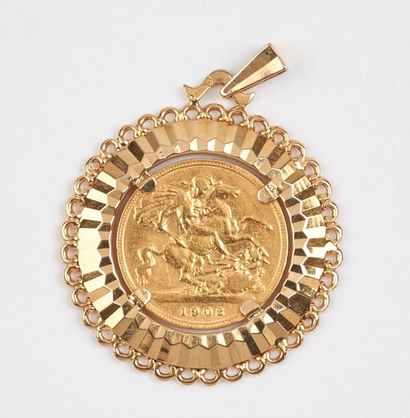 Pendentif rayonnant en or jaune (750) centré...