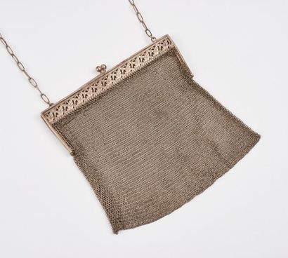 Sac de soirée en mailles d'argent (800).

Fermoir...