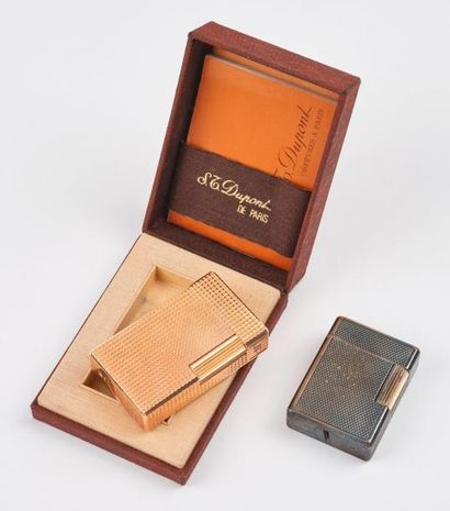 S.T. DUPONT


Deux briquets en métal :

-...