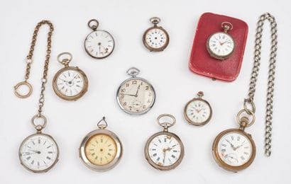 Lot de six montres en argent (800) :

- trois...