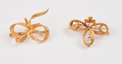 Deux broches noeud porte-montre en or jaune...