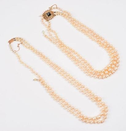 Deux colliers de perles de culture blanche...
